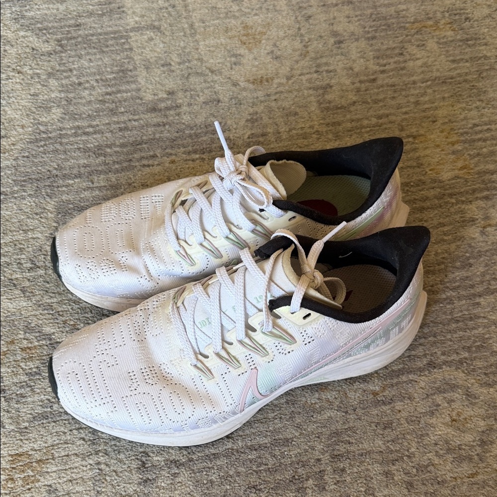 Nike Women's White and Black Athletic Shoes